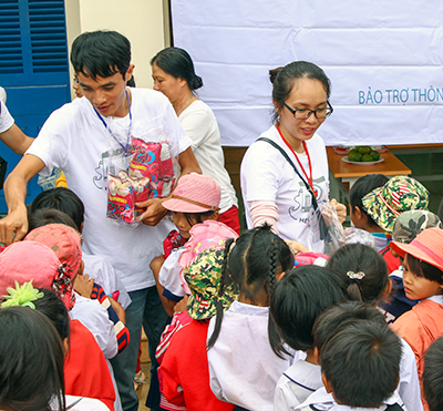 Giving snack bags to pupils.