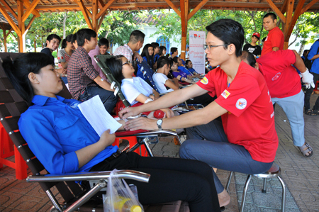 Over 700 students join blood donation