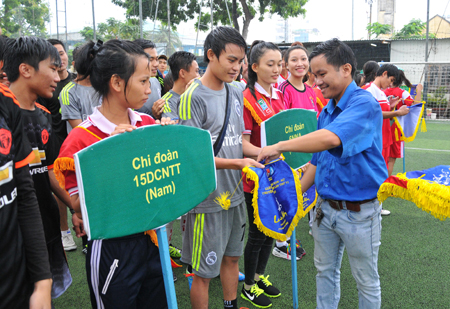 Organization board giving souvenir flags to teams.