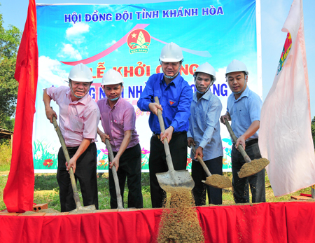 &quot;Red scarf&quot; construction in Khanh Vinh District
