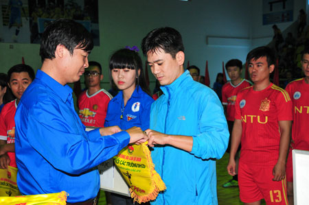 Nguyen Van Nhuan, Secretary of Khanh Hoa Provincial Youth Union, giving souvenir flags to teams.