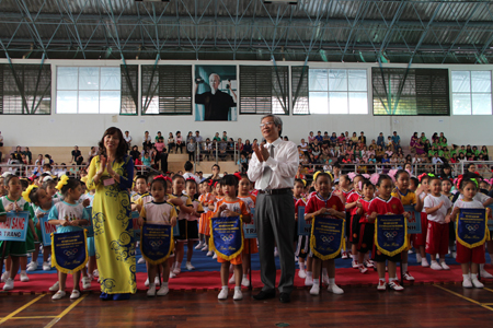 Leaders of provincial Department of Education and Training offering souvenir flags to participating teams.