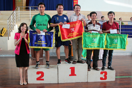 Truong Minh Ha, Labor Union Chairwoman of education industry offering flags and prizes to winning teams in men’s football.