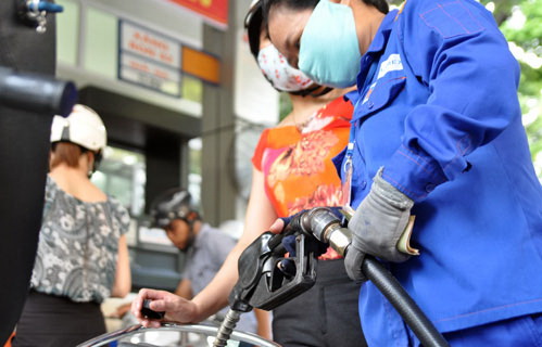Petrol price rises by VND670/liter