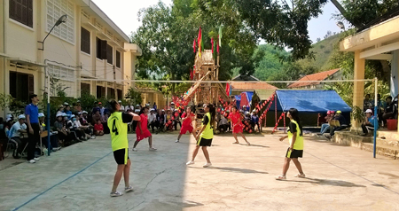 Ethnic minority boarding school teams of Khanh Son and Khanh Vinh playing volleyball.