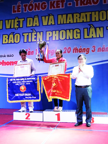 Khanh Hoa’s athletics team receiving whole-group first prize