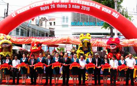 Inauguration band cut at Vinh Hai Transaction Office