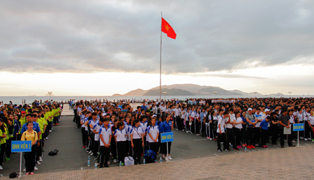 Numerous people take part in Olympic Running Day.