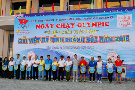 Organization board offering souvenir flags to participating units.