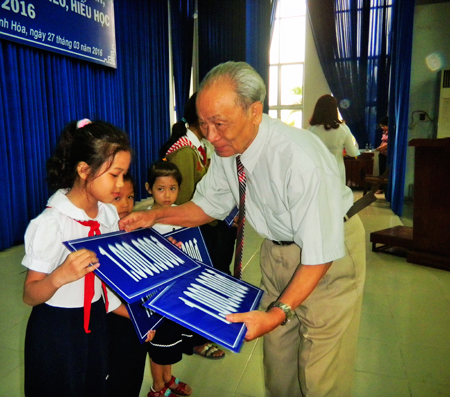 306 scholarships awarded to students