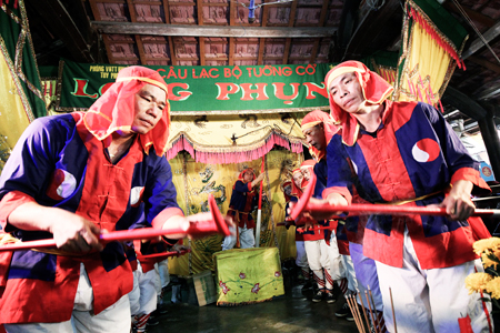 Ho Ba Trao, an act to show gratitude towards “Ong Nam Hai” and solidarity of fishermen.