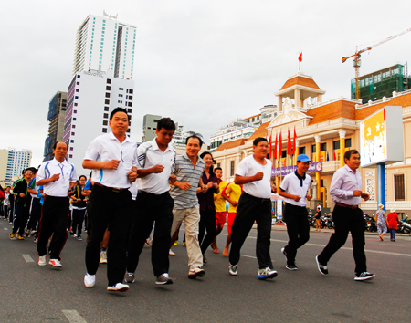 Leaders of organizations and departments join Olympic Running Day.