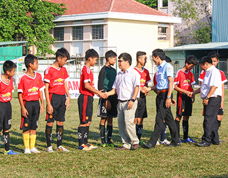 Organization board offering flowers to players.