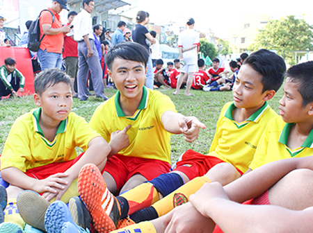 Young players are comfortable before the match. 