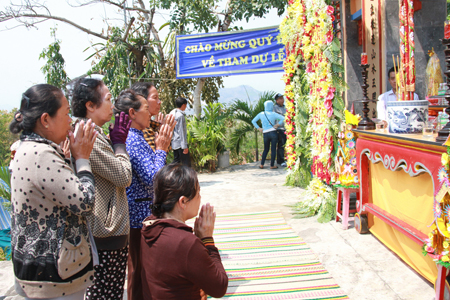 Expressing wishes to Thien Y Ana Goddess.