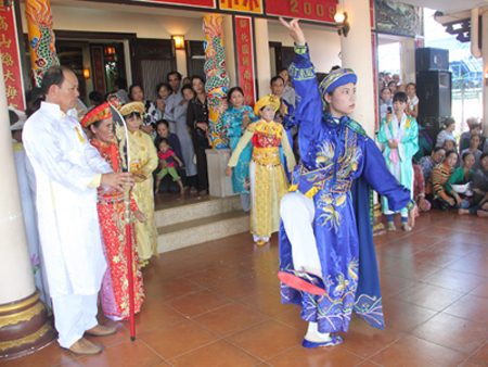 “Mua bong”, a unique cultural feature of Am Chua Festival.