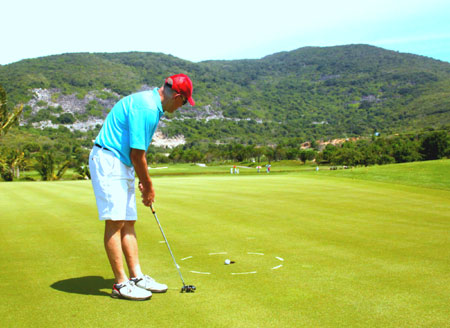 A foreigner playing golf at Vinpearl Golf Nha Trang.