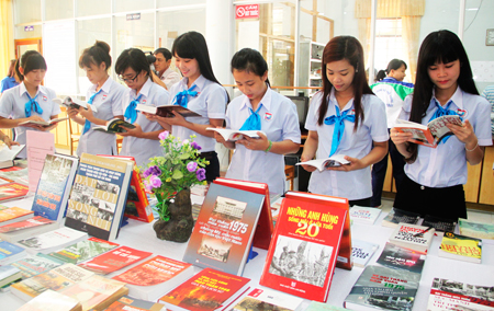 Youths reading books at Khanh Hoa Provincial Library, responding to Vietnam Book Days 2015