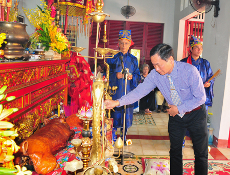 Nguyen Dac Tai thurifying at Tran Hung Dao Temple.