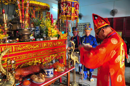 Dam Quang Hat, head of management board of Tran Hung Dao Temple in Nha Trang City, burning incense to start the ceremony.