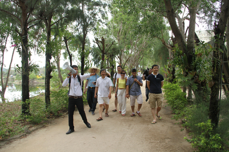 Domestic tourists visiting Hoa Lan Stream Island