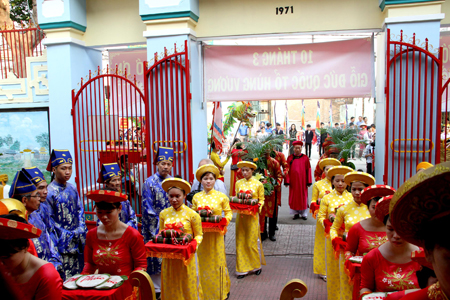 Offering procession.