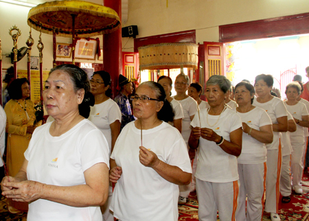 The elderly pay tribute to Hung Kings.