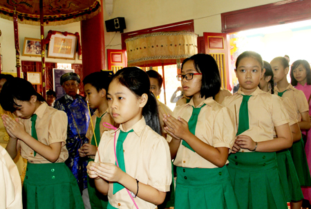 Children thurifying at ceremony.