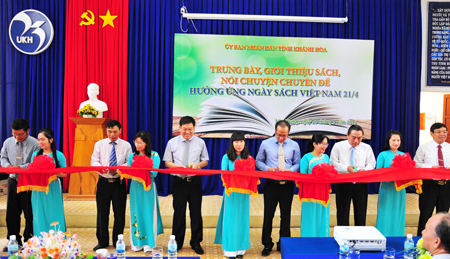 Book display responding to Vietnam Book Day