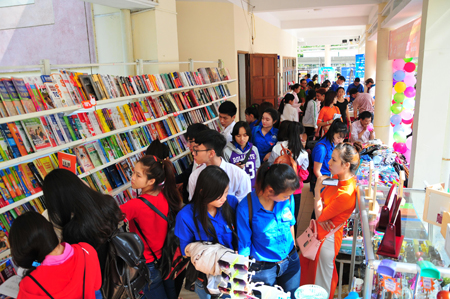 Many people visit book exhibition. 