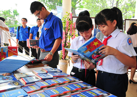 Pupils reading book about maritime sovereignty. 