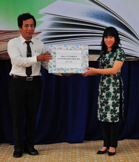 Khanh Hoa Printing and Trading Joint Stock Company giving books to Khanh Hoa University