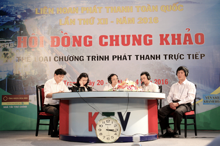 Team of Khanh Hoa Radio –Television Station performs a live broadcast at festival.