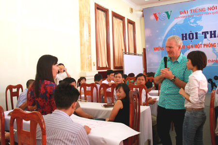 Journalist Ben William having conversation with Vietnamese radio broadcasting makers. 