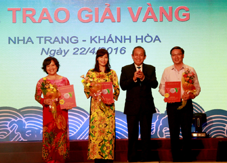 Deputy Prime Minister Truong Hoa Binh offering gold prizes to winners of radio live broadcast category.