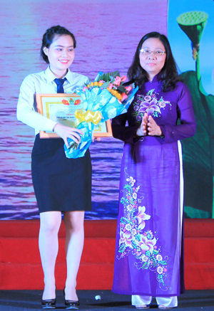 Vo Thi Ngoc Ha, Chairwoman of Khanh Hoa Provincial Labor Union, giving second prize to team of interior agencies.