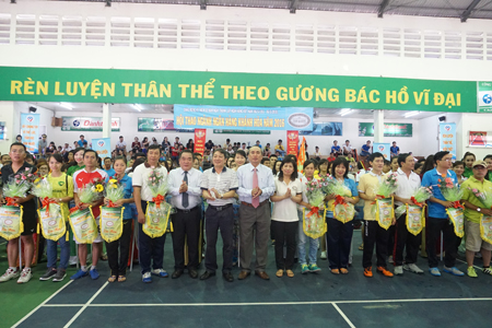 Representatives offering flowers and souvenir flags to teams.