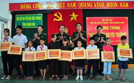 Khanh Hoa Border Guard donates VND350m to needy children