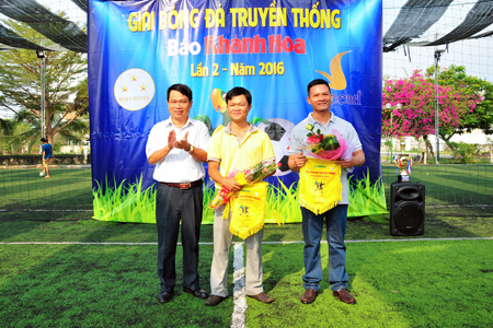 Representative of organization board giving flowers to sponsors.