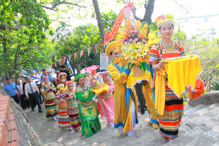 Offerings to give to Thien Y A Na Holy Mother.