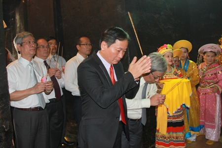 Khanh Hoa Province’s leaders burning incense at main tower.