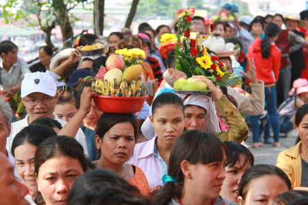 Pilgrims waiting to thurify.