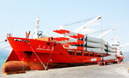 Unloading cargo at Cam Ranh Port