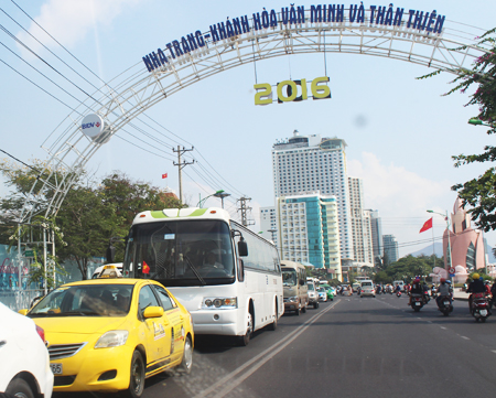 Plenty of tourist vehicles on Tran Phu Street.