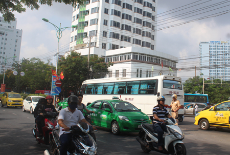 Thousands of tourists flock to Cau Da Port to travel to tourist sites on islands.