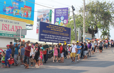 Thousands of tourists flock to Cau Da Port to travel to tourist sites on islands.