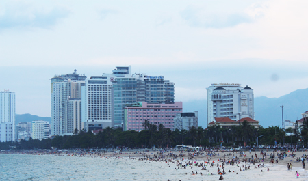 Nha Trang beach crowded with bathers