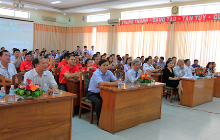 Le Xuan Than, Deputy Chairman of Khanh Hoa Provincial People’s Council, at opening ceremony of singing contest.