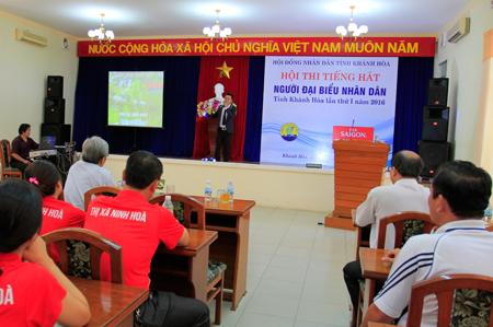 Le Xuan Than presenting flowers to the jury.