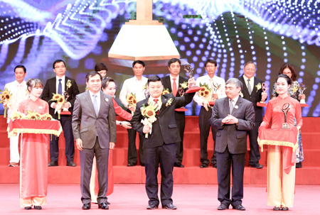 Representative of Me Trang Coffee Joint Stock Company receiving National Quality Award 2015